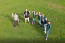 7 Mitglieder des KLJB Kreisverbandes stehen auf einer grünen Wiese, man sieht sie aus der Vogelperspektive und sie winken in die Kamera